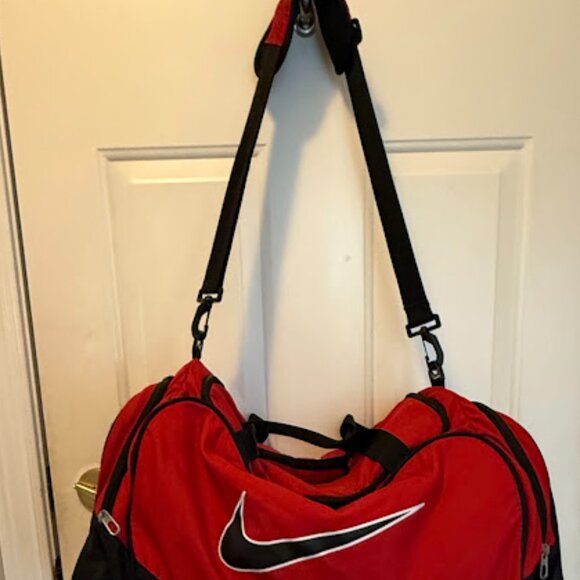 Nike Red & Black Large Duffle bag great for men, women, or kids - Picture 4 of 8